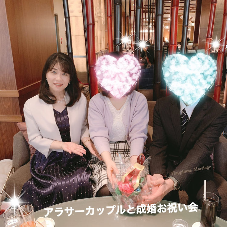 東京都新宿区にある結婚相談所「ハピネス・マリッジ」のカップルと代表の山内眞紀さん