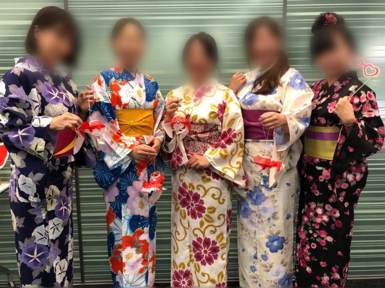 ソレイユのワイン会の浴衣パーティーに参加する女性たち