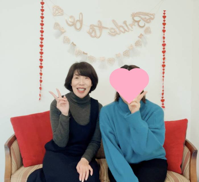 成婚者と写真に収まる「婚活サロン テマリアージュ」代表の志茂淳子さん