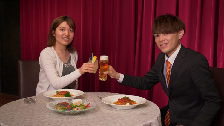 コンパde恋ぷらんの「おみコン」で乾杯する男女