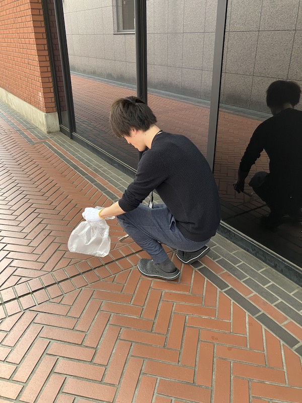 恵比寿地域合同清掃でごみを拾う様子(株式会社ネクストレベル)