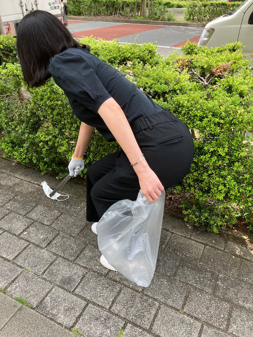 恵比寿地域合同清掃でごみを拾う様子(株式会社ネクストレベル)