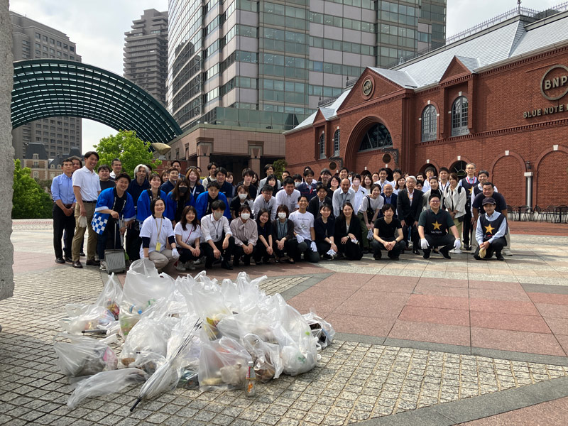 恵比寿周辺 地域合同清掃に参加した100名の集合写真（株式会社ネクストレベル）