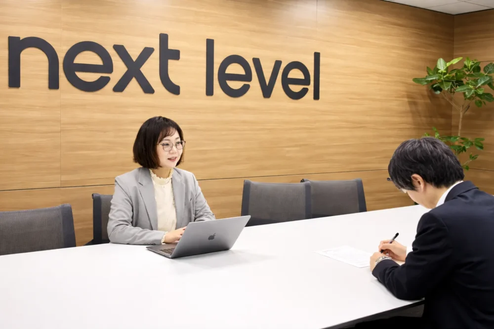 読売新聞のインタビューに答えるマッチングアプリ大学編集長白崎萌の様子