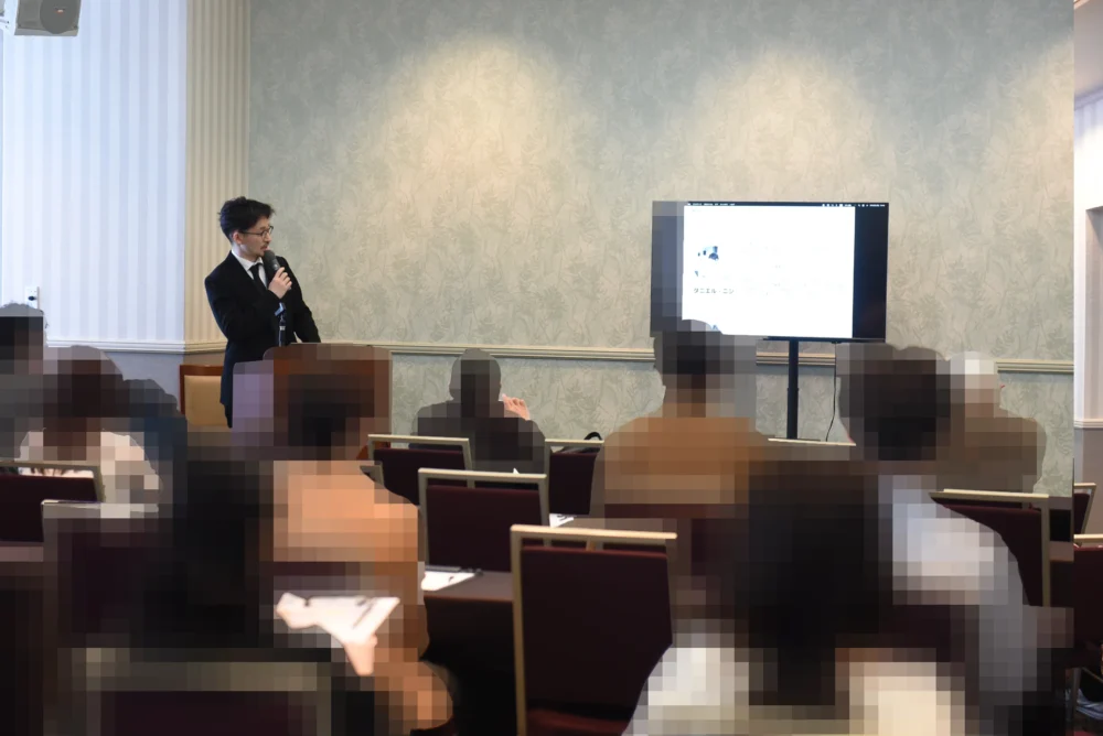 マッチングアプリセミナーで説明している様子